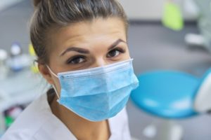 a female dentist in Phoenix wearing a face mask before seeing a patient